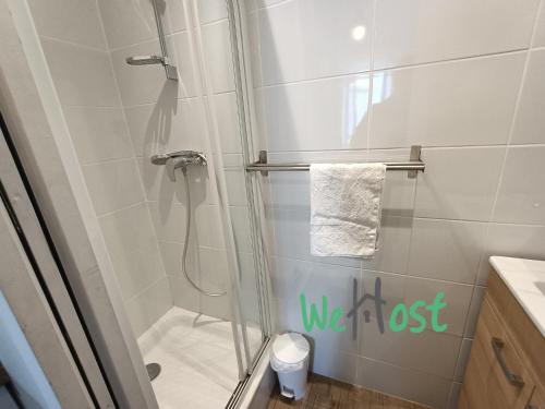 une salle de bain avec une douche avec des toilettes et un lavabo dans l'établissement Saint Nicolas Studio Central Vieux Port, à La Rochelle