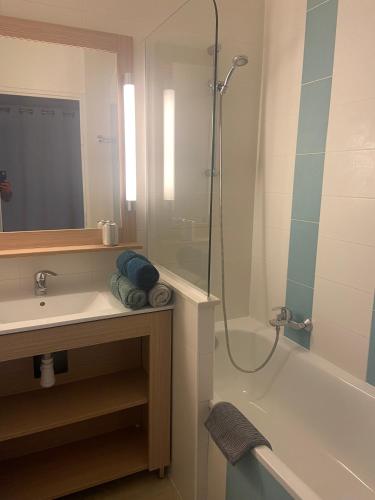 une salle de bain avec une douche, un lavabo et une baignoire dans l'établissement Appartement Vue piscine climatisé wifi, à Saint-Raphaël