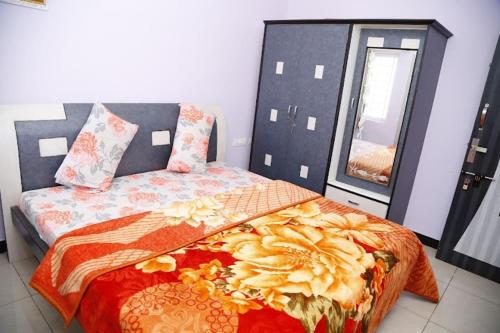 una camera da letto con un letto e uno specchio di Nest Valley Kotagiri a Kotagiri