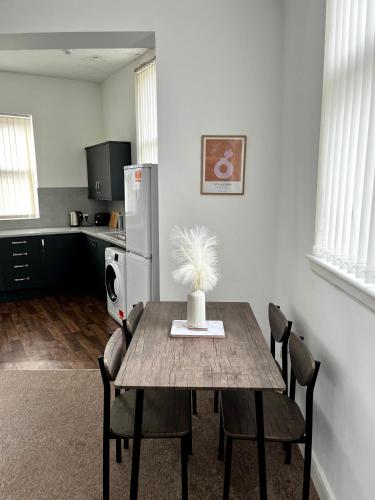 Η κουζίνα ή μικρή κουζίνα στο The Failsworth Collection - Stylish Apartments with Free Parking