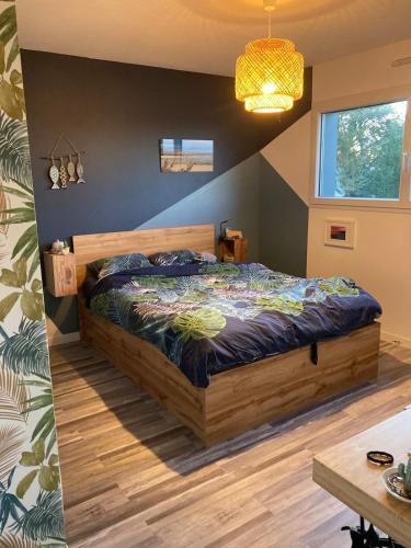 une chambre avec un lit dans une pièce dans l'établissement cozy house with heated pool maison avec piscine, à Savenay