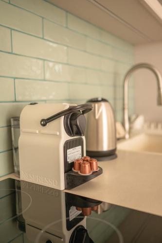 a toaster sitting on a counter in a kitchen at סקנד פלור סוויטה מודרנית מפנקת ברמת הגולן in Qasrîne