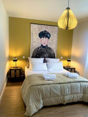 une chambre avec un grand lit avec un tableau au mur dans l'établissement A CASA DI MAMMA, à Pianottoli-Caldarello