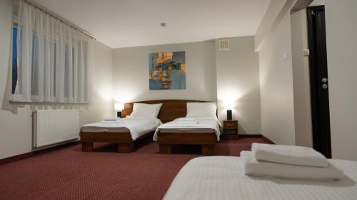 a hotel room with two beds and two lamps at Forrest in Głogów Małopolski