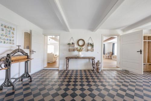 Zimmer mit Schminktisch und Schachbrettboden in der Unterkunft Deichgraf in Westerhever