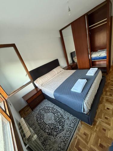 a small bedroom with a bed and a mirror at Casa val in Valdemoro