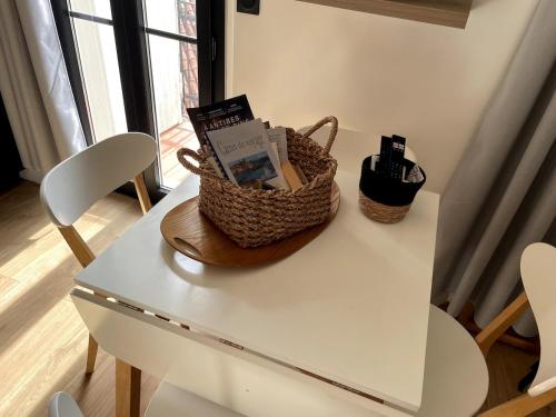 Facilități de preparat ceai și cafea la Chez Marlène Coeur Vieil Antibes, bon emplacement, rénové et convivial , clim, balcon