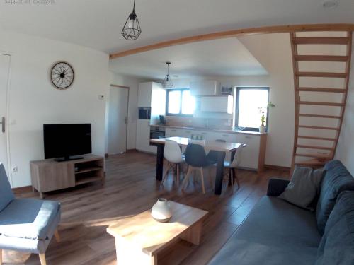 un salon avec un canapé et une table dans l'établissement Gîtes et espace bien être les Catis Le Morgon, à Crots