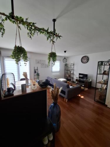 un salon avec un canapé et une table dans l'établissement Appartement Cosy Chartres-de-Bretagne, à Chartres-de-Bretagne