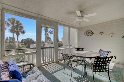 sala de estar con mesa y sillas en el balcón en Beach Club Villa 12 by Wild Dunes, Oceanfront Condo, en Isle of Palms