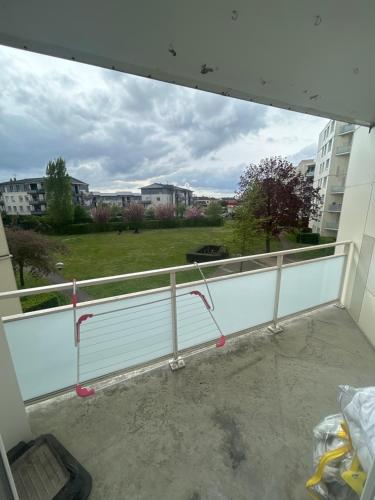 - une vue depuis le balcon d'un bâtiment dans l'établissement T3 Charmant et accessible, à Saint-Étienne-du-Rouvray