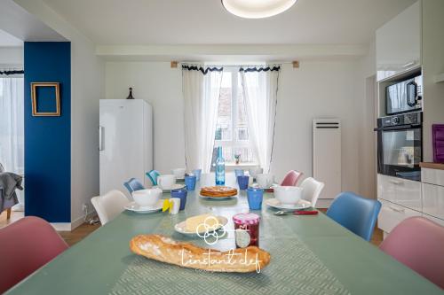 une cuisine et une salle à manger avec une table et des chaises dans l'établissement Maison cosy proche du Mans avec jardin et BBQ, à Parigné-lʼÉvêque