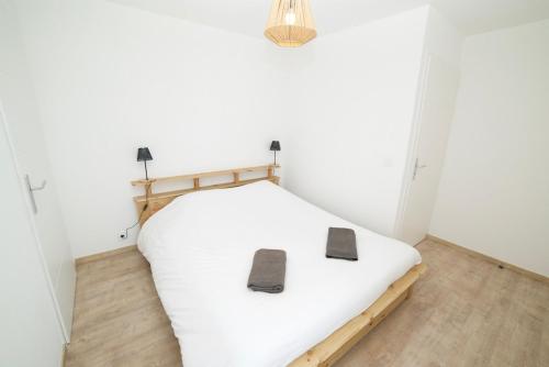 two beds in a room with white walls at Le Bohème Facilité pour Genève et Annecy in Neydens