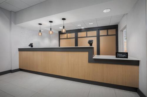 a waiting room with a cashier counter and a waiting roomasteryasteryasteryastery at Homewood Suites by Hilton Cleveland-Solon in Solon