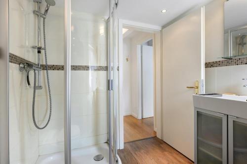 a bathroom with a shower and a sink at Apartment Altstadtflair in Husum