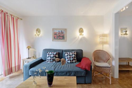 a living room with a blue couch and a table at Apartment Altstadtflair in Husum