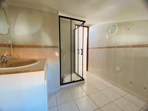 une salle de bain avec douche et lavabo dans l'établissement Maison pour 6 pers à 50 m de la mer, à Sainte-Marie-la-Mer