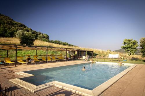 Bazén v ubytování Agriturismo San Carlo nebo v jeho okolí