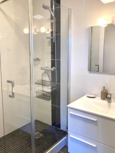 une salle de bain avec douche et lavabo dans l'établissement Fairway 1, à Saint-Gély-du-Fesc