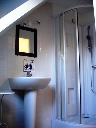 une salle de bain avec un lavabo et une douche dans l'établissement Rigadell, à Penmarcʼh
