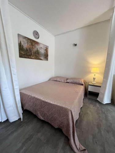 une chambre avec un lit et une horloge au mur dans l'établissement MORIANI PLAGE Studio climatisé 4 pers B2, à Moriani-Plage