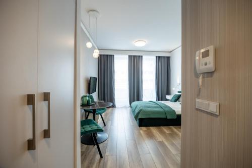 Un dormitorio con una cama y una mesa en una habitación. en About Art Apartments - Ovo, en Wroclaw