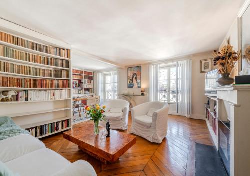 un salon avec un canapé et une table dans l'établissement La Pause Parisienne, au pied du métro, à Paris