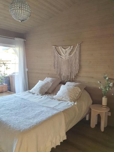 - une chambre avec un lit et un hamac au-dessus dans l'établissement Villa Léonah Bassin d'Arcachon, à Gujan-Mestras