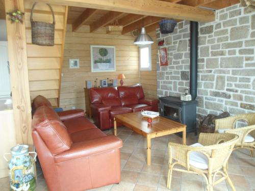 Elle comprend un salon doté d'un mobilier en cuir et d'une cheminée. dans l'établissement La Mouette, à Plozévet