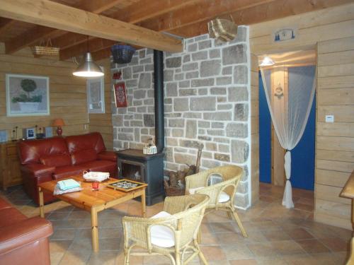 un salon avec un canapé et un mur en pierre dans l'établissement La Mouette, à Plozévet
