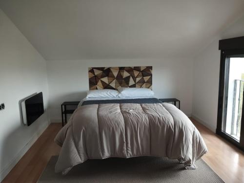 Una cama o camas en una habitación de Isla