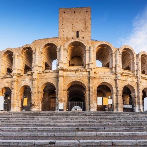 un grand amphithéâtre avec des escaliers devant lui dans l'établissement Maisonnée dans mas provençal typique, à Saint-Rémy-de-Provence