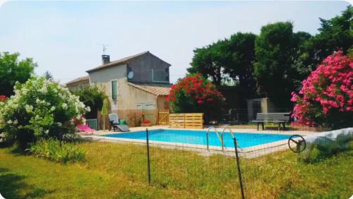 une piscine dans la cour d'une maison dans l'établissement Maisonnée dans mas provençal typique, à Saint-Rémy-de-Provence