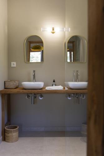 Ένα μπάνιο στο Hameau de Petripini