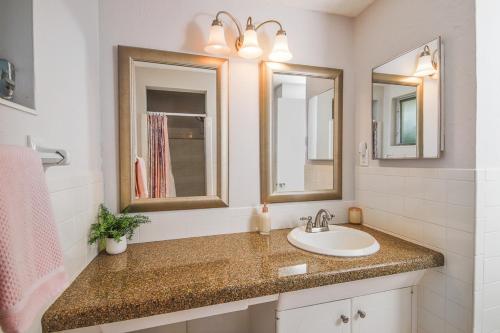 Koupelna v ubytování Siesta Sol Art Bungalow- 2 miles to Siesta Key!