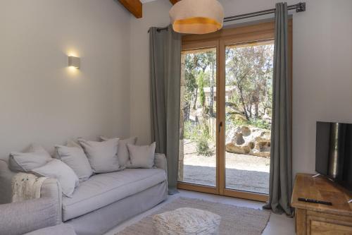 Χώρος καθιστικού στο Hameau de Petripini