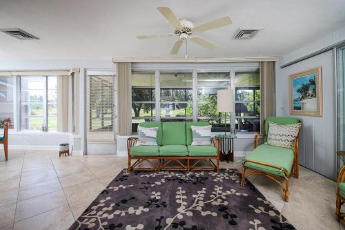 Posezení v ubytování Siesta Sol Art Bungalow- 2 miles to Siesta Key!