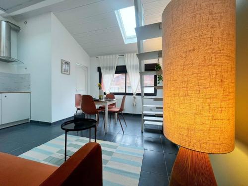 une cuisine et une salle à manger avec un grand éclairage. dans l'établissement Suite Springs - Check in h24 - Wifi, à Villeurbanne