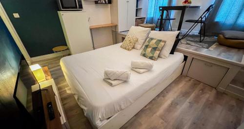 un lit avec deux oreillers dessus dans une chambre dans l'établissement AC - Hypercenter - Close to Place Pie, à Avignon