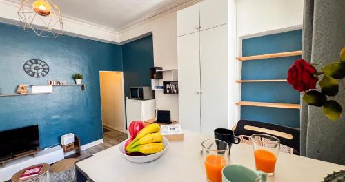 Cette chambre comprend une table avec un bol de bananes. dans l'établissement AC - Hypercenter - Close to Place Pie, à Avignon