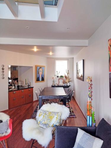 un salon avec un canapé et une table dans l'établissement Maison sur port vue mer imprenable, à Binic