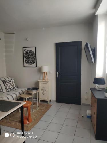 - un salon avec une porte noire et un canapé dans l'établissement City break, à Cahors