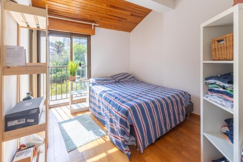 une chambre avec un lit et une fenêtre dans l'établissement L'Escapade Méditerranéenne, à Marseille