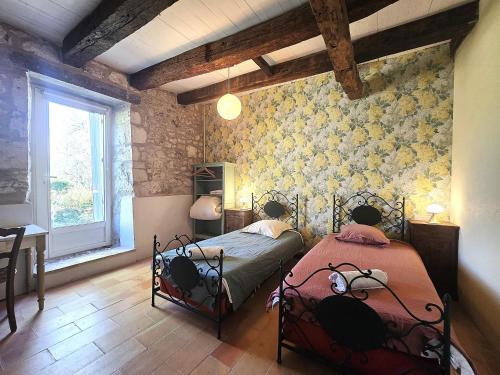 une chambre avec deux lits et une fenêtre dans l'établissement Magnifique ferme rénovée et sa piscine écologique - 15 personnes - 7 chambres, à Saint-Gervais