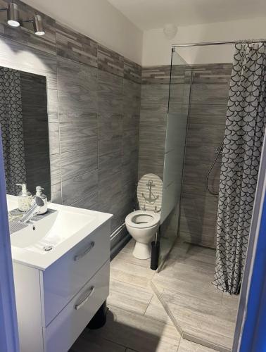 une salle de bain avec toilettes, lavabo et douche dans l'établissement Le Maya Savana, à Marseille