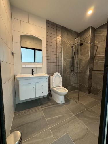 ein Badezimmer mit Toilette, Waschbecken und Dusche in der Unterkunft P One Apartments in Chalong 