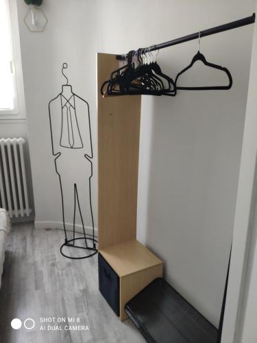 eine Schaufensterpuppe auf einem Regal in einem Raum in der Unterkunft City break in Cahors