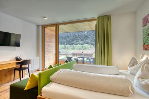 Ένα ή περισσότερα κρεβάτια σε δωμάτιο στο Hotel Wirtshaus Sattlerwirt