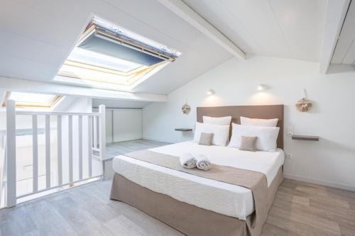 - une chambre avec un grand lit et une lucarne dans l'établissement Appart4 pers clim parking piscine, à Antibes