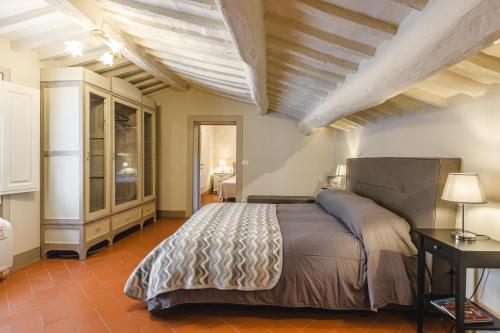 sypialnia z dużym łóżkiem w pokoju w obiekcie B&B Cortona Suite - Together in Tuscany w mieście Cortona